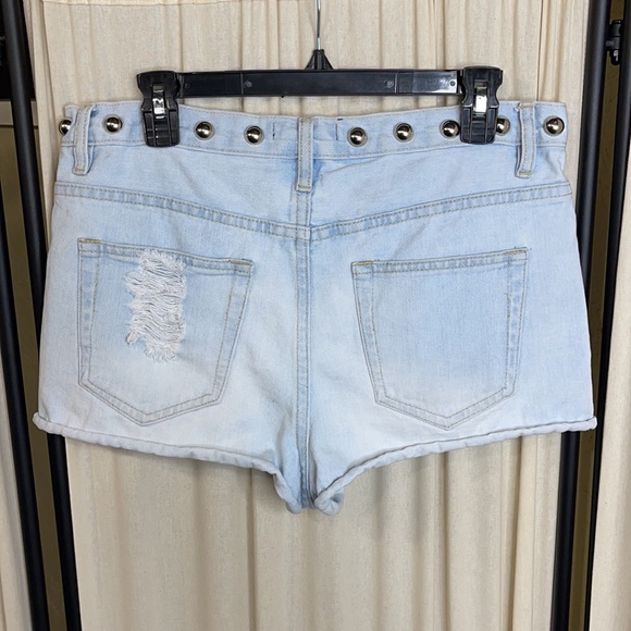 ❗️MOVING SALE❗️FOREVER 21- HIGH WAISTED STUDDED BOOTY SHORTS 30 - Picture 4 of 7